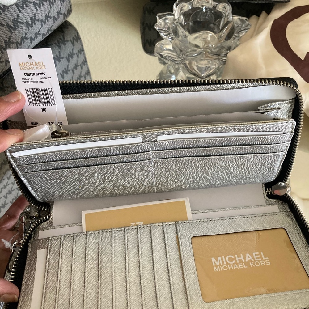 MICHAEL KORS 5PC SET - Picture 5 of 10